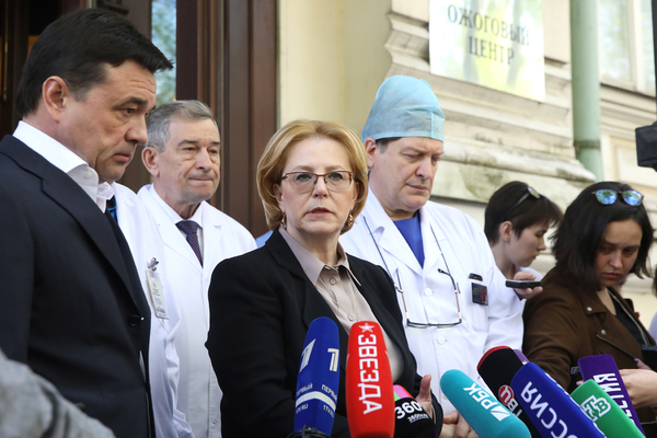 Министр здравоохранения РФ Вероника Скворцова (в центре) во время пресс-брифинга 