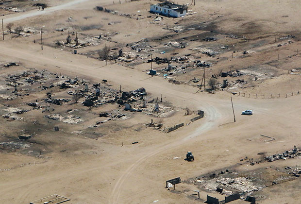 Участки домов в поселке Усть-Ималка Ононского района Забайкальского края, разрушенных после степных пожаров 19 апреля