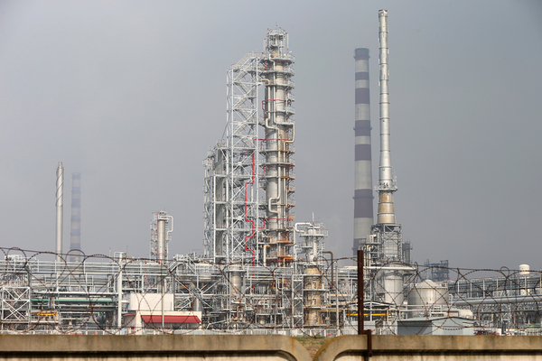 Вид на строения Мозырьского нефтеперерабатывающего завода в Гомельской области