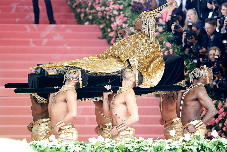 Оригинала Билли Портера вынесли на носилках, как древнеегипетский золотой саркофаг, шестеро мускулистых «рабов».
