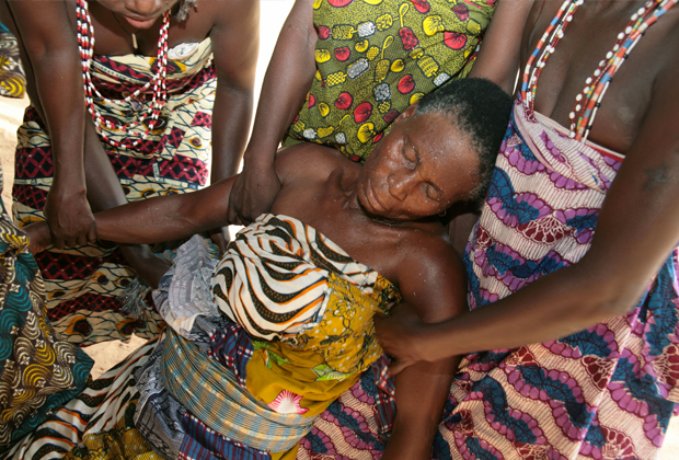 «Трокоси» из Ганы помогают «жене бога», впавшей в транс, 2006 год