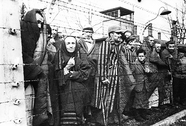 Узники Освенцима перед освобождением лагеря Советской армией, январь 1945 года.