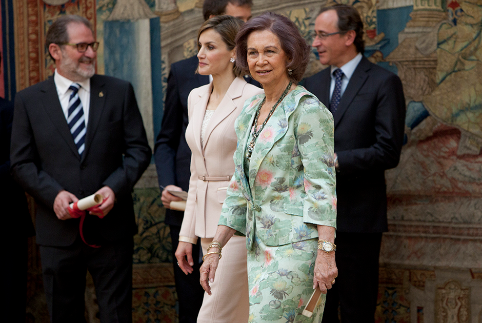 Королева София (справа) и королева Летисия в мадридском музее Прадо на вручении наград Reina Sofia Awards, 2015 год