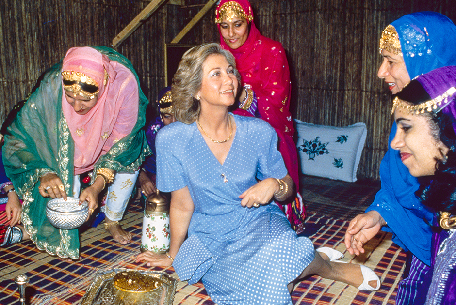 Королева София во время официального визита в Social Association of Women в Омане, 1978 год