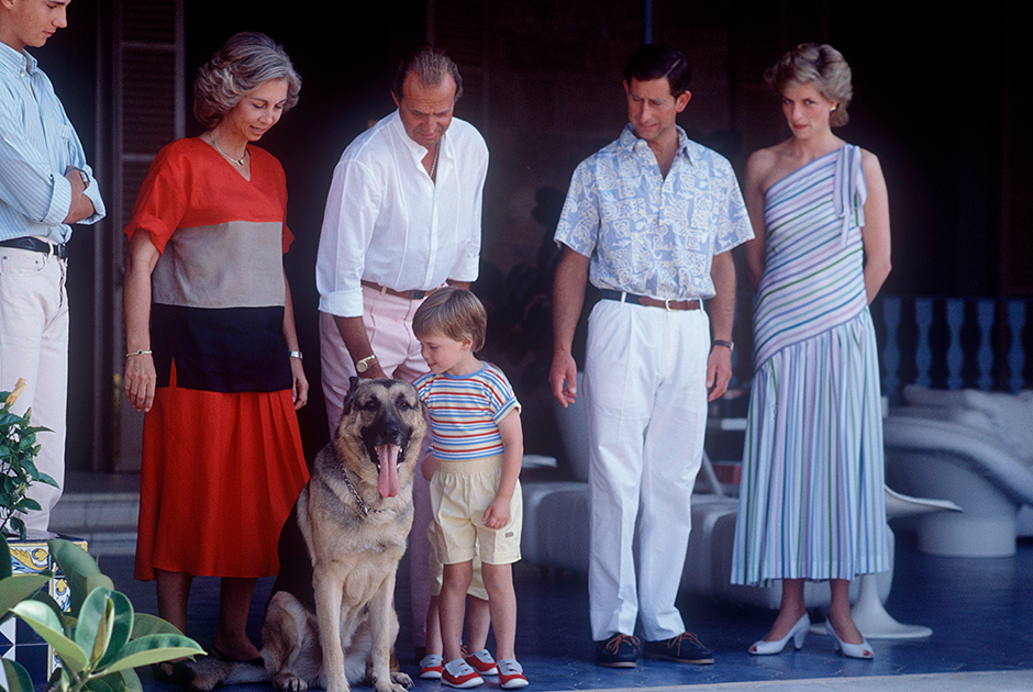 Королева София с супругом, королем Хуаном-Карлосом, сыном принцем Филиппом и семьей наследника британского престола принца Чарльза на Майорке, 1986 год