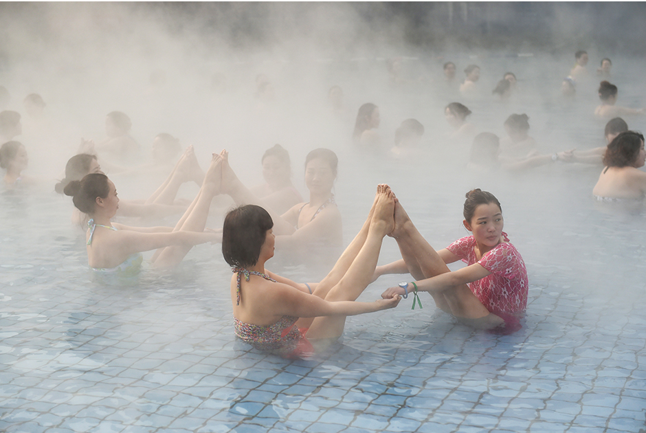 Бум йоги добрался до самых необычных мест. Эти девушки практикуют йогу в горячих источниках в провинции Хэнань. Температура воздуха при этом составляет минус 4 градуса по Цельсию. 
