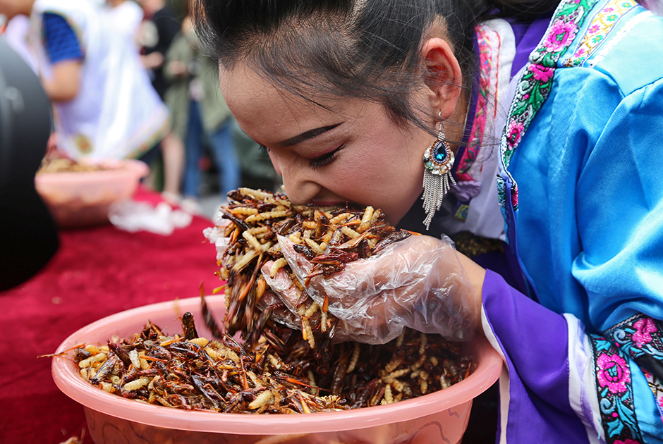Экзотические блюда — неотъемлемая часть китайской кулинарии. На фото девушка участвует в конкурсе по поеданию насекомых в провинции Юньнань. 