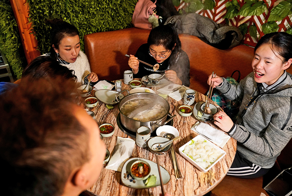 Из-за разнообразия китайской кухни в разных регионах страны вкусы людей сильно различаются. Эта компания ест блюда на основе зловонного фрукта дуриана, популярного в Юго-Восточной Азии