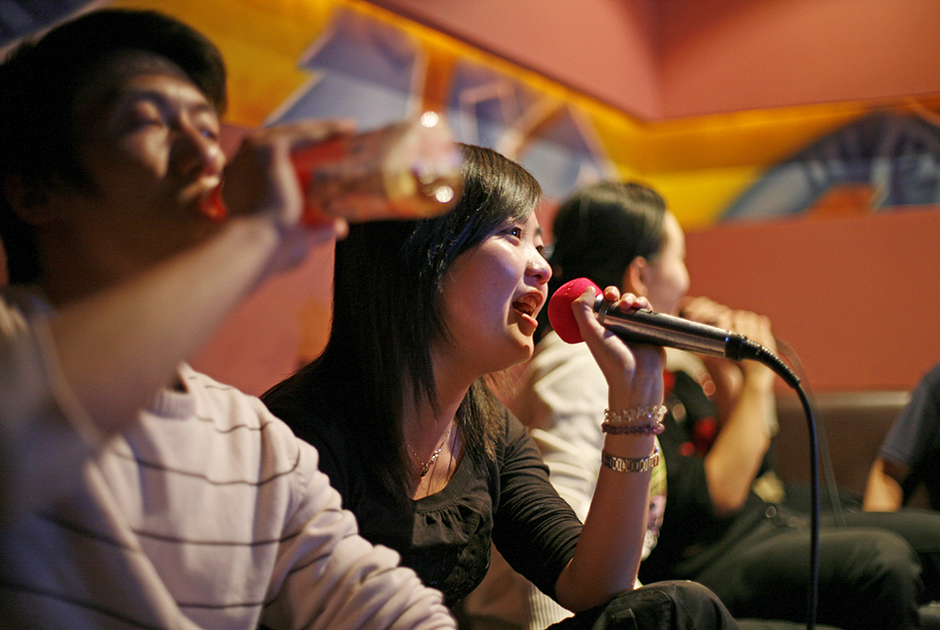 Группа молодых китайцев поет в караоке-клубе в Шанхае — экономическом центре страны, ночная жизнь которого претендует на звание самой разнообразной. 