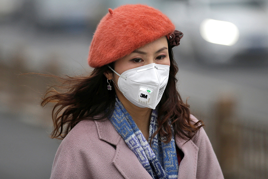 Из-за плохой экологической ситуации в многих городах КНР большинство китаянок на улице носят маски-респираторы. Многие покупают весьма продвинутые и даже дизайнерские модели. 