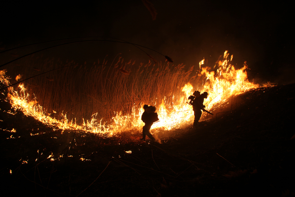 Пожарные-добровольцы тушат тростниковый пожар