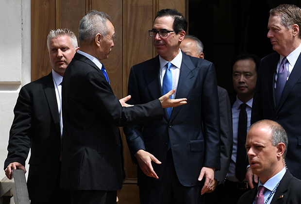 Китайский вице-премьер Лю Хэ, американский министр финансов Стивен Мнучин и торговый представитель США Роберт Лайтхайзер