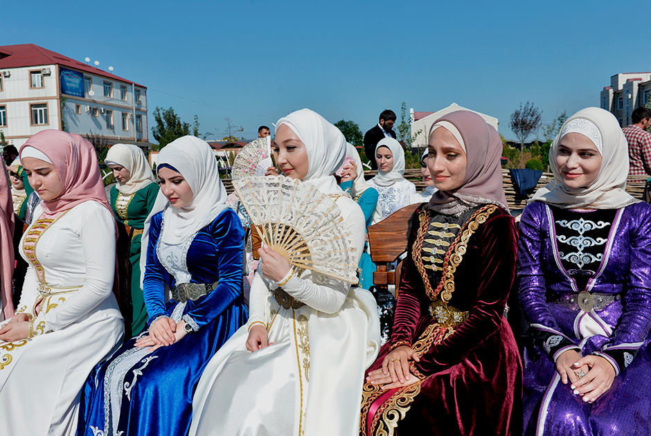 Девушки на традиционном чеченском вечере в Цветочном парке, открытом в Грозном к Дню чеченской женщины