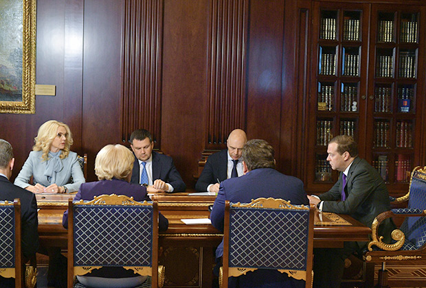 Председатель правительства РФ Дмитрий Медведев на совещании с вице-премьерами 