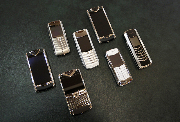 В 2000-е годы телефоны стали массовыми, поэтому специально для богатых людей компанией Nokia был создан бренд Vertu — очень дорогие телефоны с премиальной отделкой корпуса.