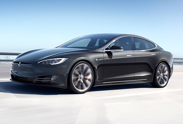 Tesla Model S стала первым автомобилем, который позволил использовать автопилот и держать при этом руки на руле для подстраховки.