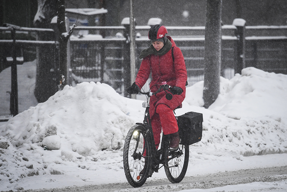 Скандинавские женщины привыкли к тяжелым климатическим условиям. Их не страшит ни мороз, ни полярная ночь, а с любимым велосипедом не может разлучить даже зима. 
