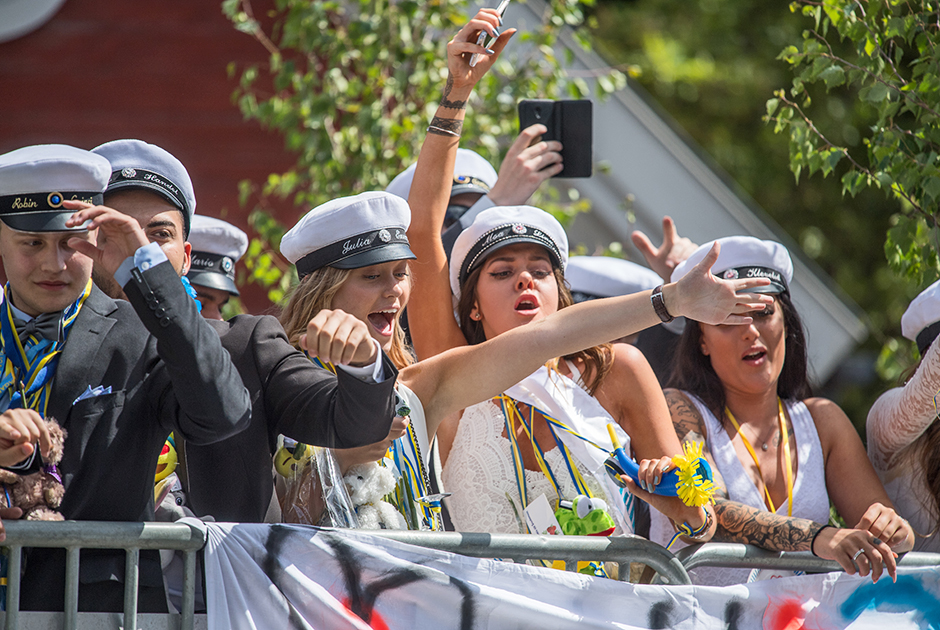 Во многих шведских городах едва ли не главный праздник — школьный выпускной. По городу проходят парады, тинейджеры пьют и танцуют прямо на улицах.  