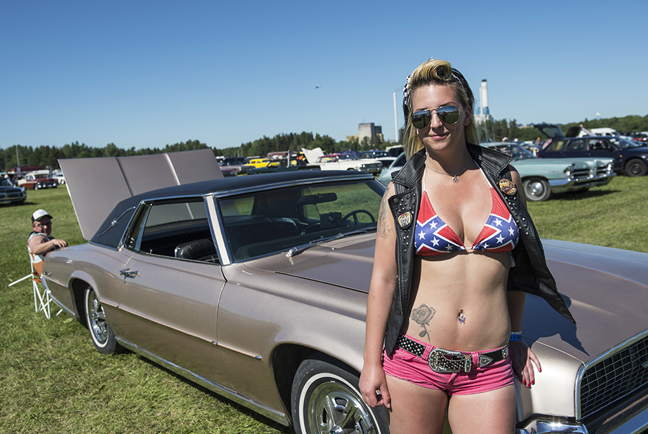 Североевропейцы — большие любители автомобилей и автоспорта. Нора Маттссон из Финляндии позирует на фоне своего Ford Thunderbird 1967 года выпуска на 38-м ежегодном фестивале Power Big Meet, который проходит в Вастерасе, Швеция.