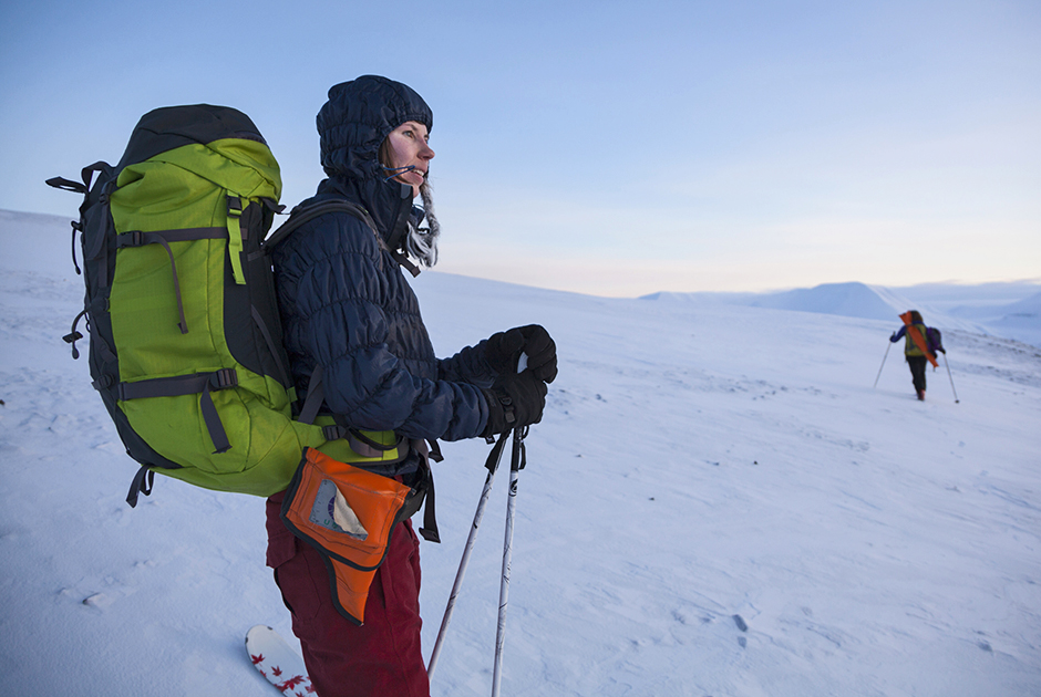 Северяне обожают походы и отдых на природе. Порой он принимает весьма радикальные формы. Эта девушка, например, отправилась с палаткой на архипелаг Шпицберген, расположенный за полярным кругом.