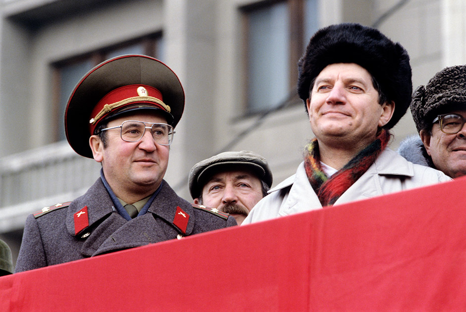 Полковник Виктор Алкснис (справа) на трибуне во время митинга москвичей, организованного депутатами групп "Союз" и "Москва", трудовыми коллективами, ветеранскими, молодежными организациями за сохранение целостности СССР