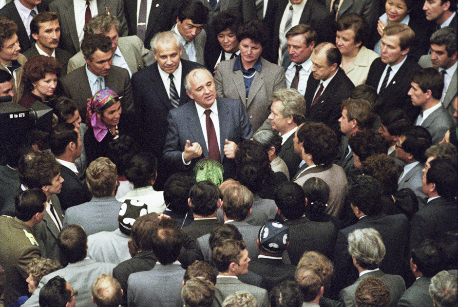 М. С. Горбачев беседует с депутатами в перерыве между заседаниями I Съезда 