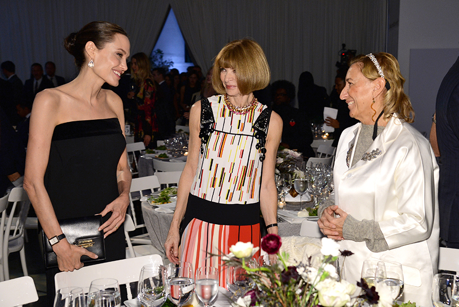 Прада с актрисой Анджелиной Джоли (слева) и редакторкой Vogue Анной Винтур, 2015 год