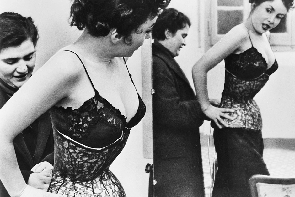 Джина Лоллобриджида на примерке костюма в 1953 году