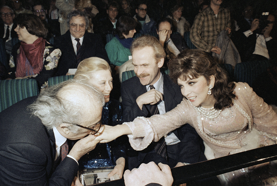 Федерико Феллини целует руку Джине Лоллобриджиде на Берлинском кинофестивале в 1986 году
