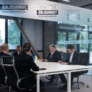 Петр Порошенко в офисе партии «Блок Петра Порошенко "Солидарность"»