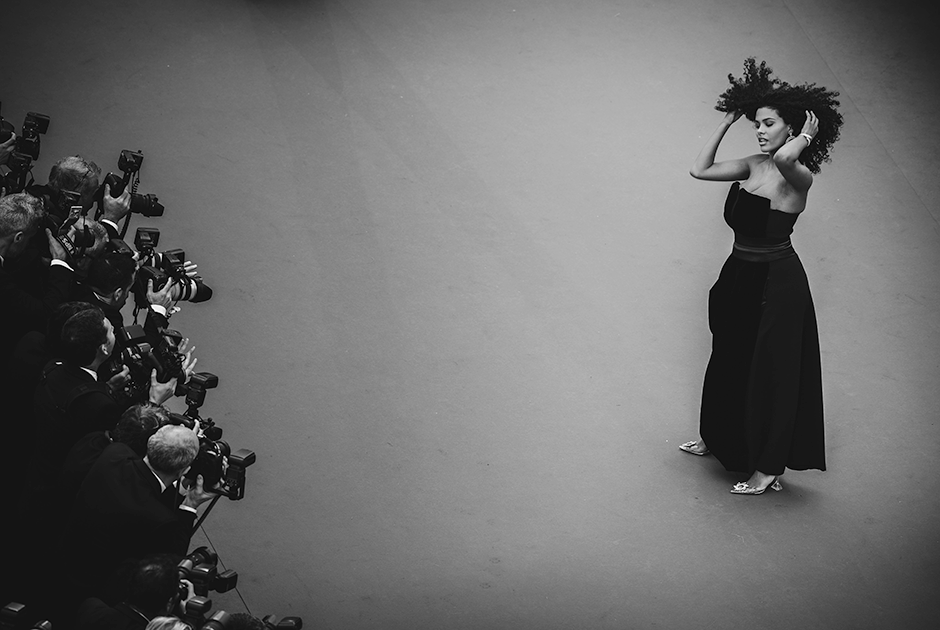 Итальянскую модель Тину Кунаки в Каннах заметили на премьере «Отверженных» Ладжа Ли — фильма, который повсеместно сравнивают с легендарной «Ненавистью» Матье Кассовица. Характерно, что именно «Ненависть» прославила актера Венсана Касселя, в прошлом году женившегося на Кунаки.