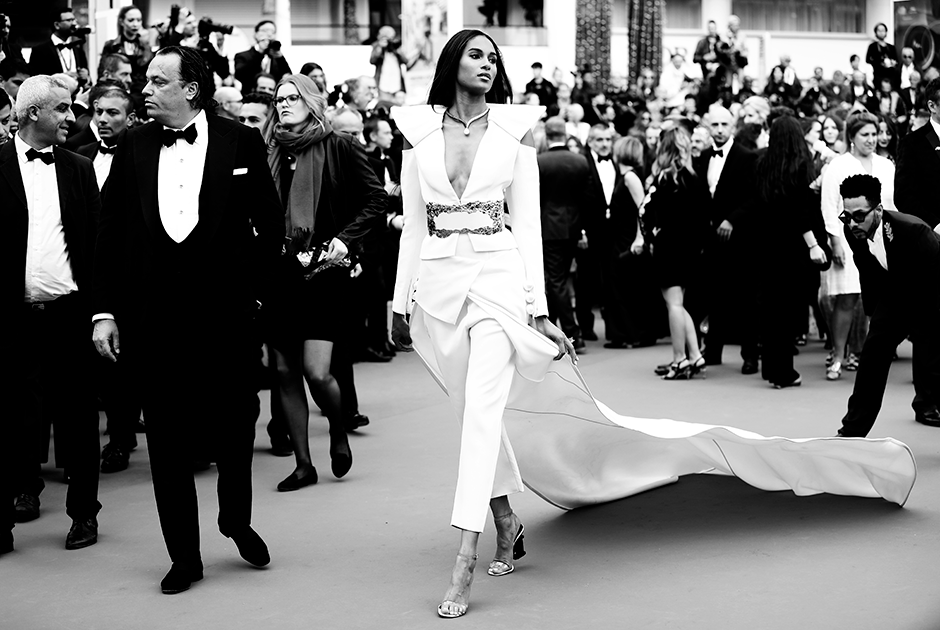 Французская модель итальянского и конголезского происхождения Синди Бруна выходит на подиум с 16 лет — причем почти сразу добившись эксклюзивного контракта от Calvin Klein, а затем поработав в компаниях Prada и Burberry.