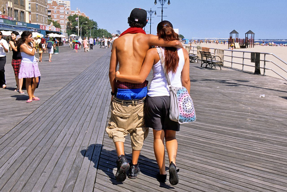 Считается, что сэггинг зародился среди банд Калифорнии, но быстро перекинулся и на восточное побережье. На фото — молодая латиноамериканская пара гуляет по Брайтон-Бич в Нью-Йорке.