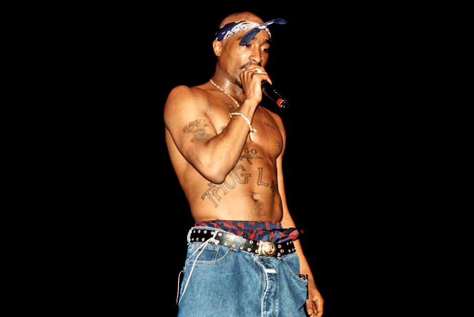 Одним из первых рэперов, увлекавшихся сэггингом на выступлениях, был Тупак Шакур. На фото — выступление рэпера в Regal Theatre в Чикаго, Иллинойс, в 1994 году.  