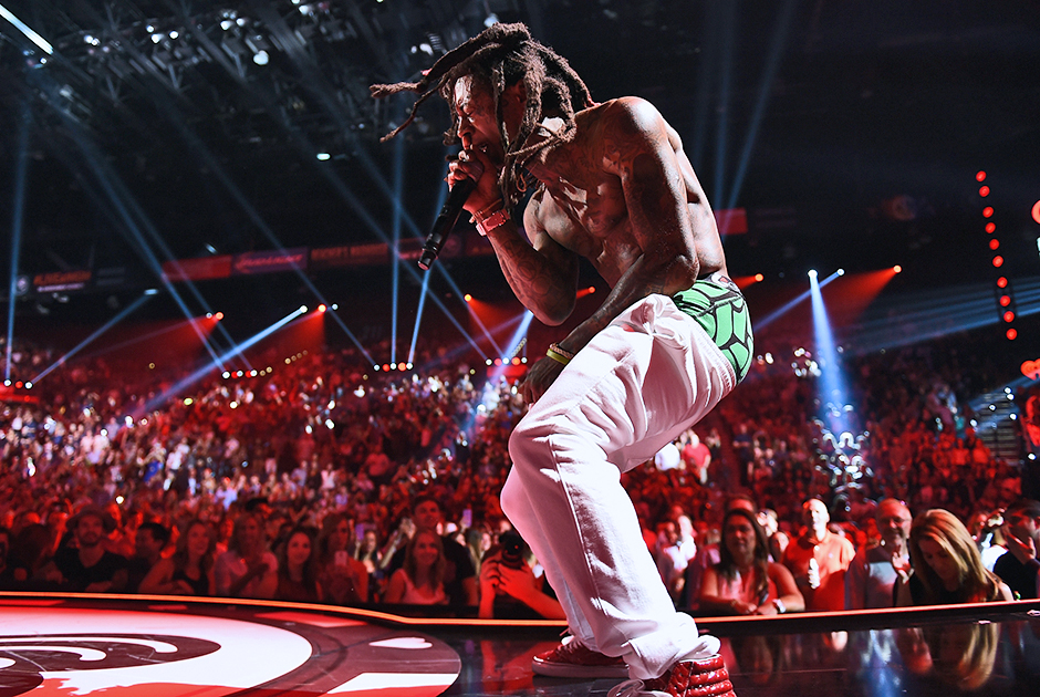 Следующее поколение рэперов осталось верно приспущенным штанам. На фото —  концерт Lil Wayne в MGM Grand Garden Arena в Лас-Вегасе, Невада, в 2015 году. 