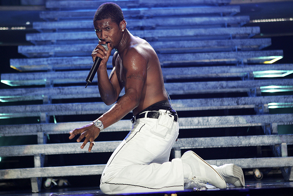 Не удержался и немного приспустил штаны Usher, старавшийся дистанцироваться от уличного стиля и гангста-культуры. Концерт в Пуэрто-Рико в 2005 году.  