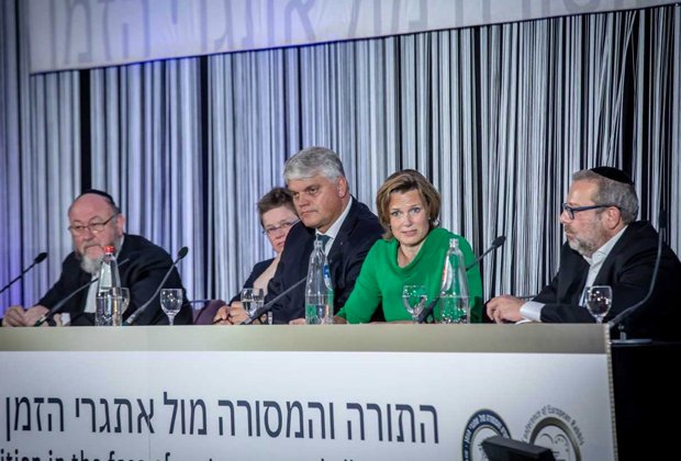 В центре: немецкий комиссар по вопросам религиозной свободы Маркус Грубель и координатор Европейской комиссии по борьбе с антисемитизмом Катарина фон Шнурбайн