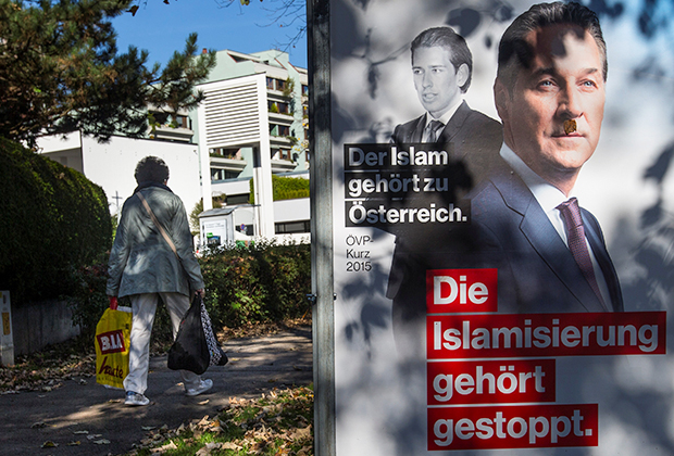Надпись на черном фоне возле фотографии канцлера Себастьяна Курца: «Ислам принадлежит Австрии». Надпись на красном фоне рядом со снимком главы ультраправых Хайнца-Кристиана Штрахе: «Исламизации должен быть положен конец».