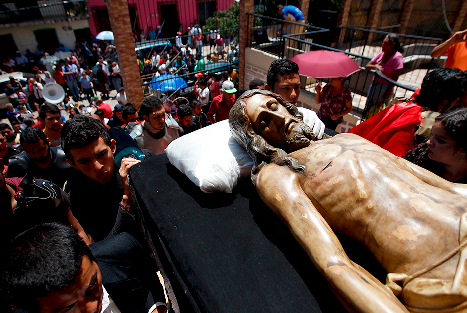 Крестный ход со статуей Христа в столице Гондураса Тегусигальпе