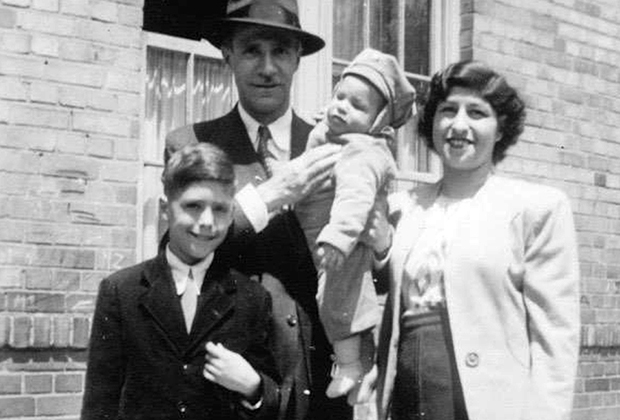 Леннард Дэвис с родителями и старшим братом