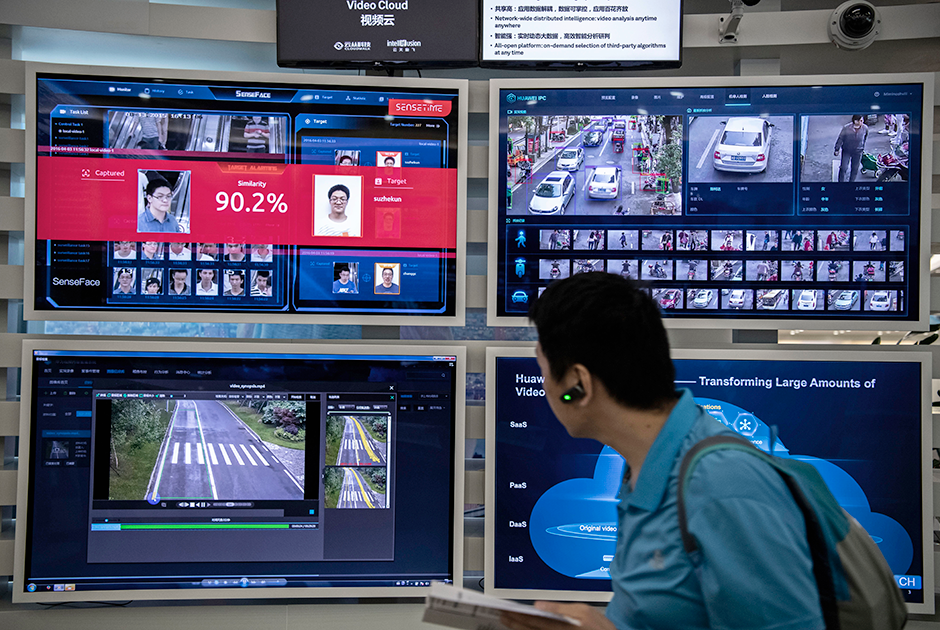 Штаб-квартира Huawei, как и следовало ожидать, оборудована по последнему слову техники, в том числе устройствами для распознавания лиц. Данные о сканируемом сотруднике выводятся на дисплей. Все, кто не работают в корпорации, классифицируются как незнакомцы.