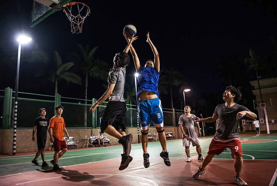 Сотрудники играют в баскетбол после напряженного рабочего дня. В Китае есть профессиональные баскетбольные мужская и женская лиги. Причем некоторые игроки мужской лиги выступали или по сей день выступают в Национальной баскетбольной ассоциации (НБА).
