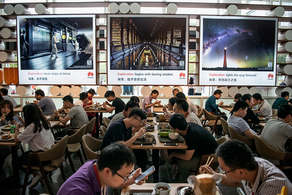 В офисе Huawei множество столовых — одновременно здесь могут обедать до тысячи человек. Голодным никто не останется. Купол одного из фуд-кортов украшен зонтиками — и это тоже очень по-европейски.
