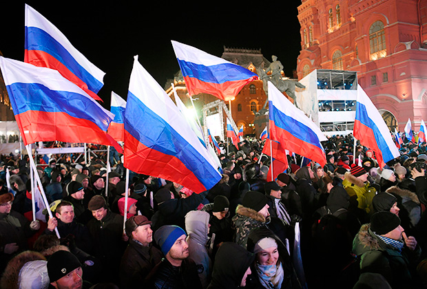 Участники митинг-концерта в Москве, посвященного годовщине воссоединения Крыма с Россией