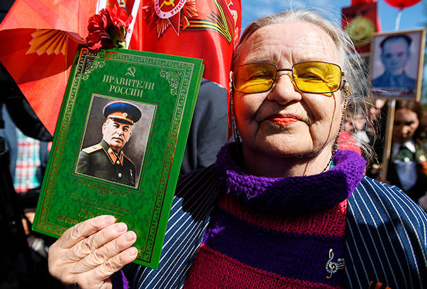 Участница торжественного открытия памятника Сталину в Новосибирске (2019)