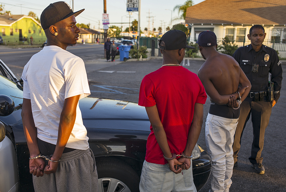 На фото — офицеры полиции Лос-Анджелеса задерживают участников банды «Крипс». Несмотря на то что противоборствующие банды города «Бладс» и «Крипс» стараются не повторять стилистику друг друга, сэггинг — то, что их объединяет.