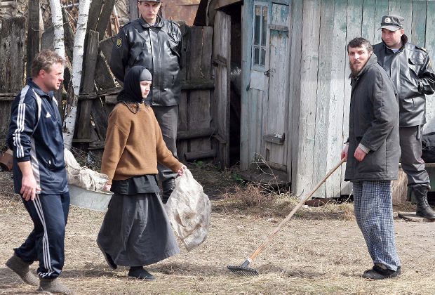 Петр Кузнецов (справа), лидер сектантов, ожидавших конца света в подземном укрытии в Пензенской области