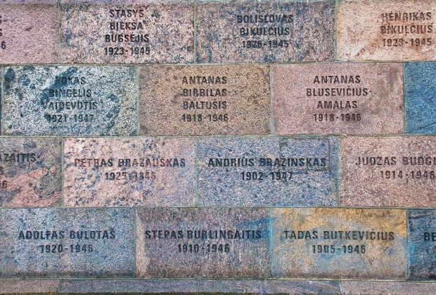 Стена бывшего штаба КГБ в Вильнюсе с именами тех, кто подвергся пыткам и был убит в подвалах