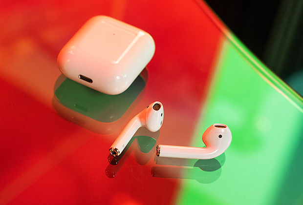 Внешне AirPods 2 никак не отличаются от первой версии