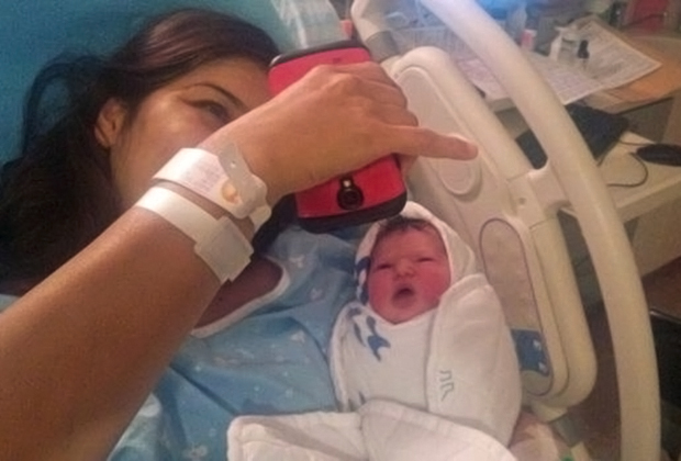 Лиат держит на руках новорожденную дочь
